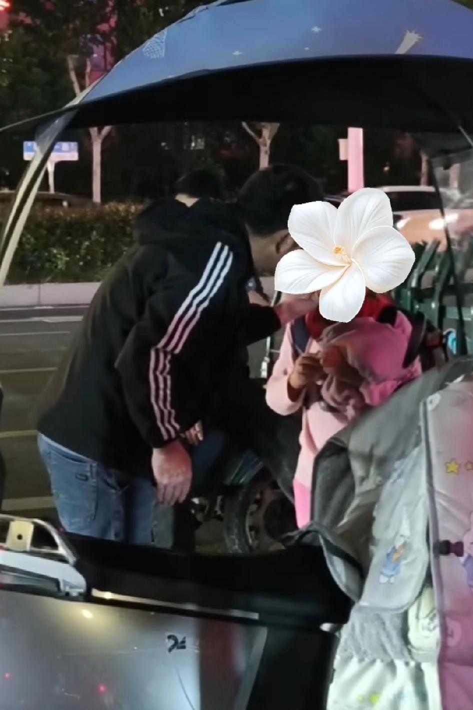 家长去晚了没接到孩子，保安室没有，打老师三个电话没接，后来在红绿灯路口找到孩子