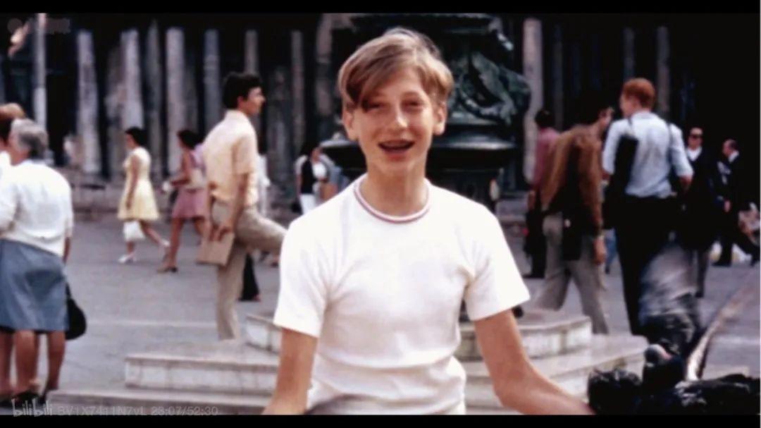 比尔盖茨和他前妻青春期照片，一个是阳光少年，一个是美少女，长大后的他们结婚了。初