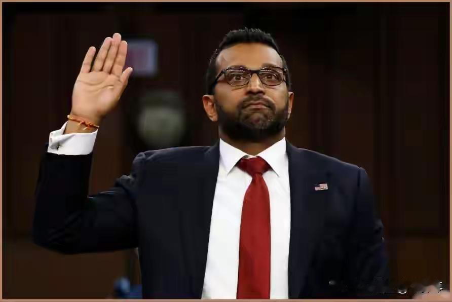 美国联邦调查局（FBI）局长帕塔尔有点烦，他乘坐政府提供的6000万美元的专机，