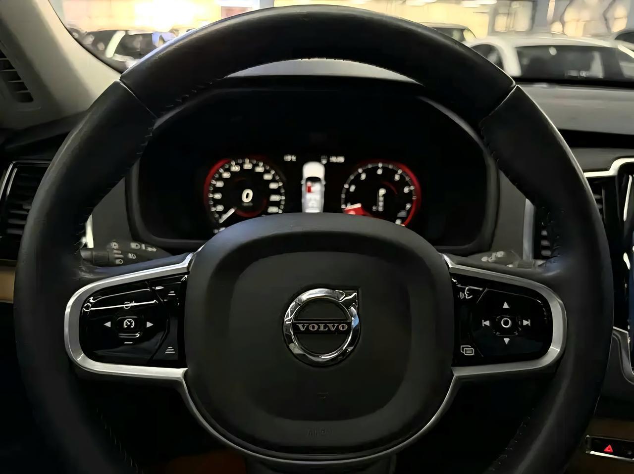 沃尔沃xc90是一台非常不错的车，就目前来说吧，这是一台能让你可以说是放下所有。