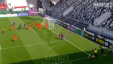 那一瞬间，我以为我手机卡了。我们自己的前锋，拜合拉木，对着自己家球门一个甩头攻