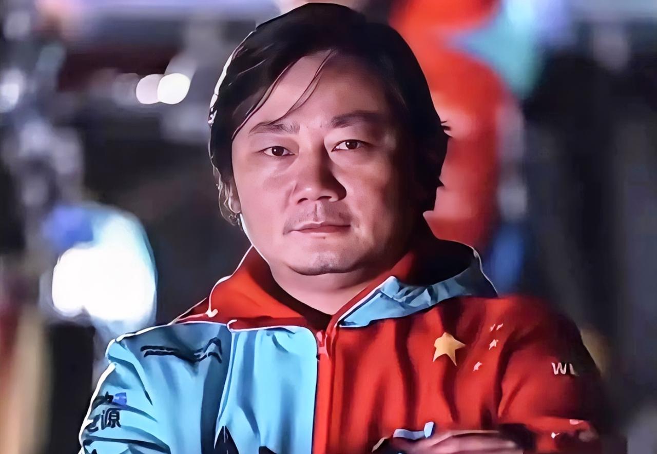 普通人创业账上没钱，八成早散伙了。张雪这哥们儿，路子野得让人发毛。2025年2月