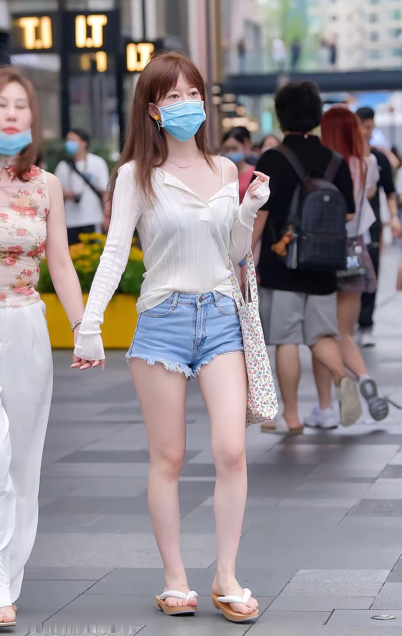 两位女生手挽手逛街，戴着口罩。怎样穿搭让自己更美闺蜜逛街照手挽着手的画面带