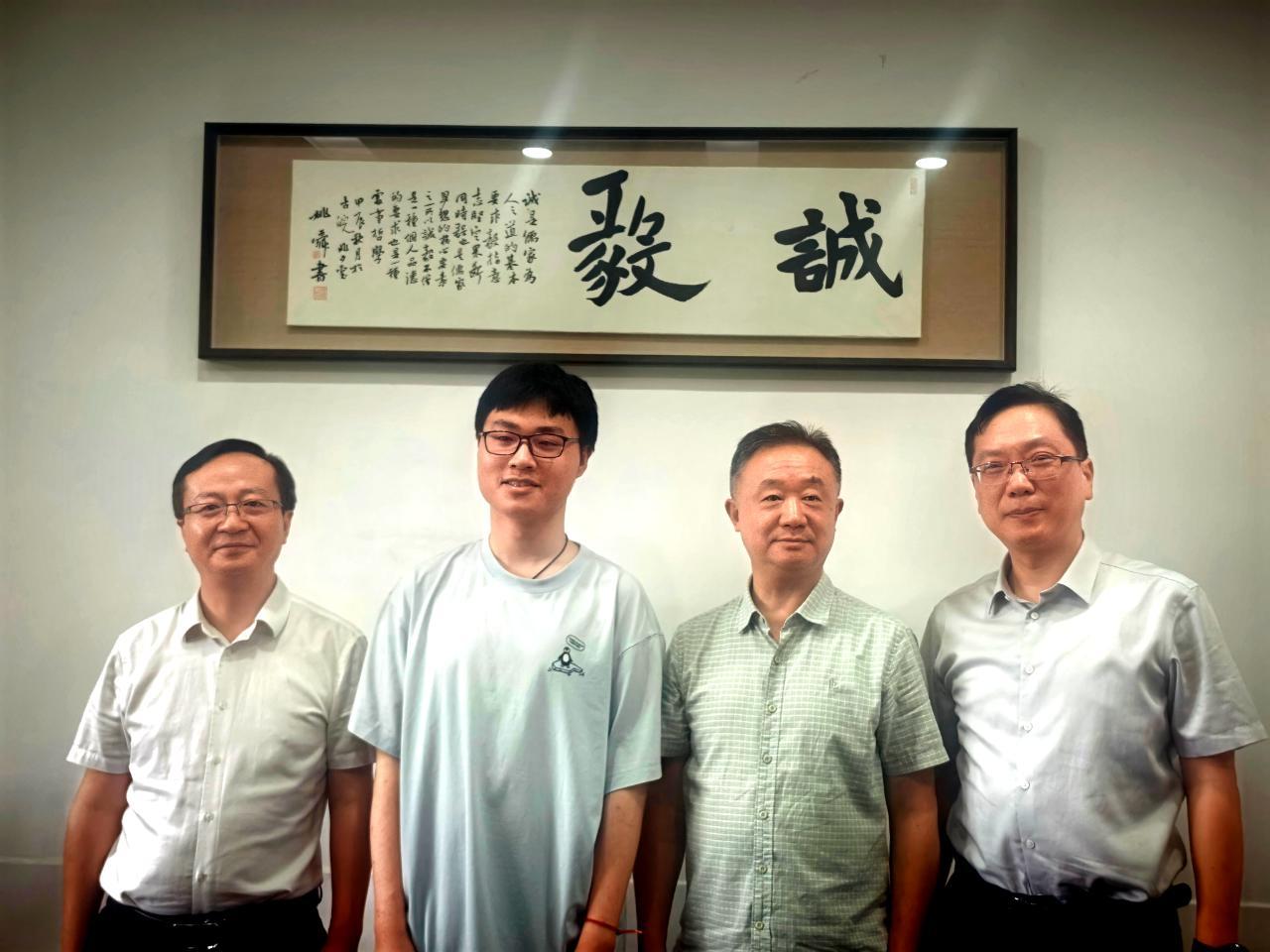 这个孩子不一般！安徽安庆，一名男生高考查分看到自己考了703分，可他第一时间不是