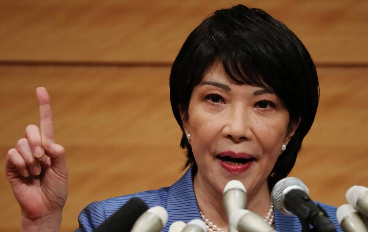 高市早苗，这位以往以对华强硬姿态著称的日本政客，竟在众议院预算委员会上松口了，直