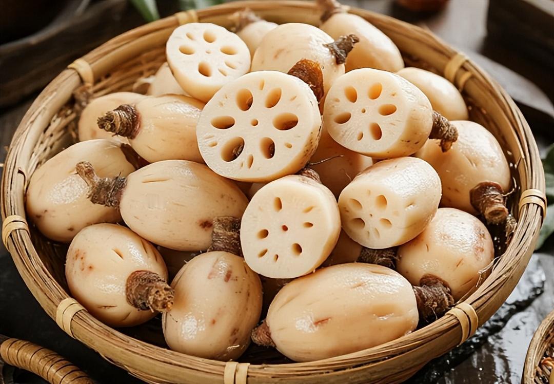 莲藕立大功！医生研究发现：莲藕对这5种疾病有好处，可以常吃莲藕这道看似普通的