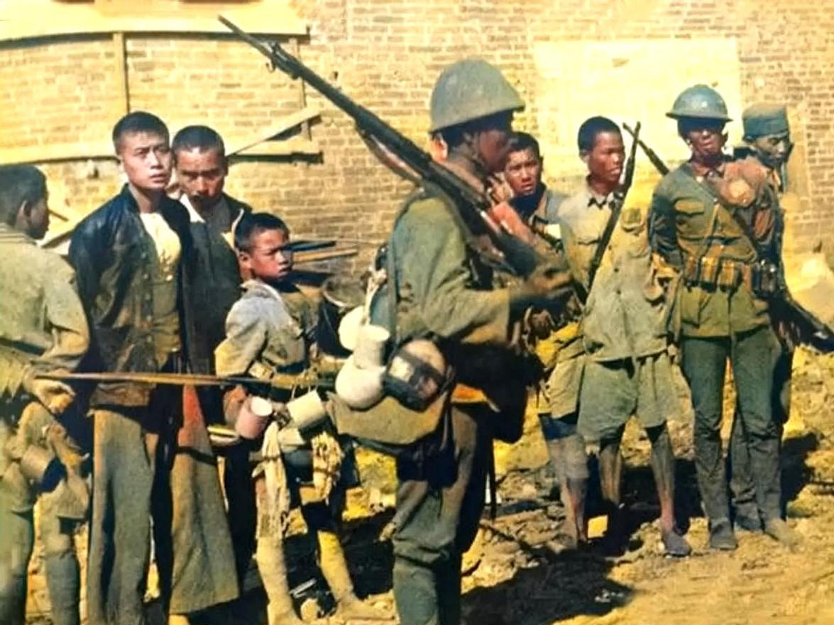 1938年，日军想拍摄一个懦弱的中国战俘形象，于是找到了15岁的季万方，他瘦小得