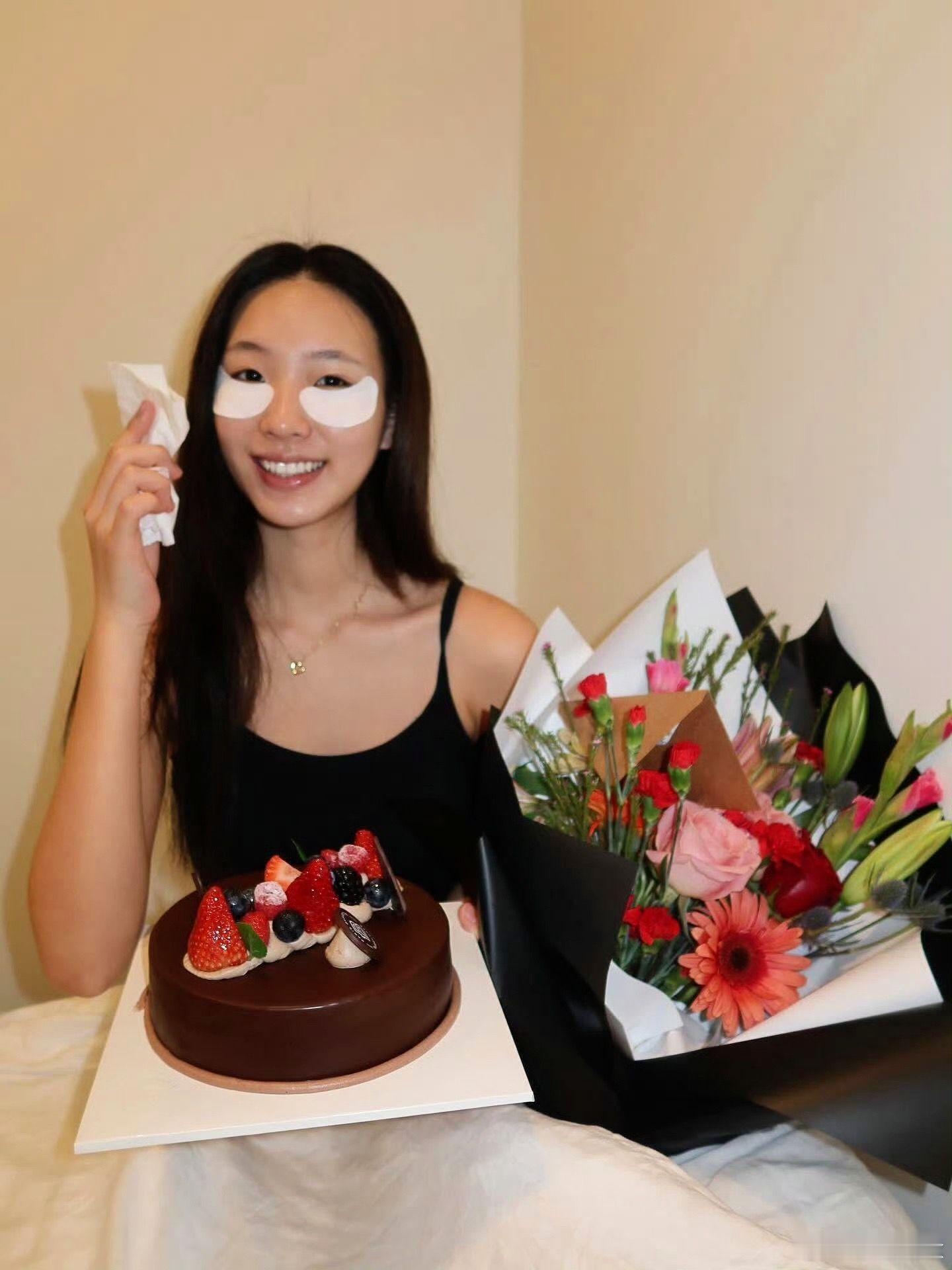 小s大女儿20岁了在1月17日，小S的大女儿Elly晒出自己的生日照，20岁的E