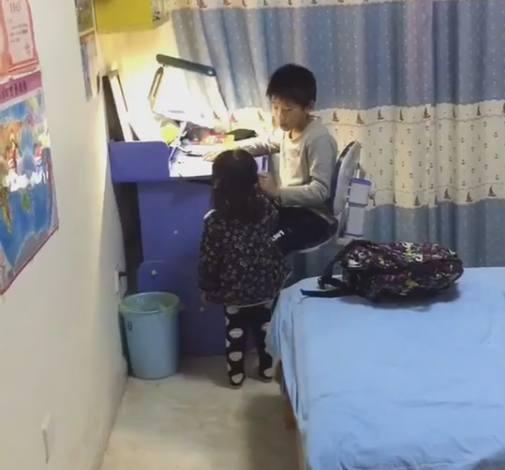 妹妹犯错被妈妈训, 哥哥的抱抱好暖心, 可下面的网友回复怎么回事?