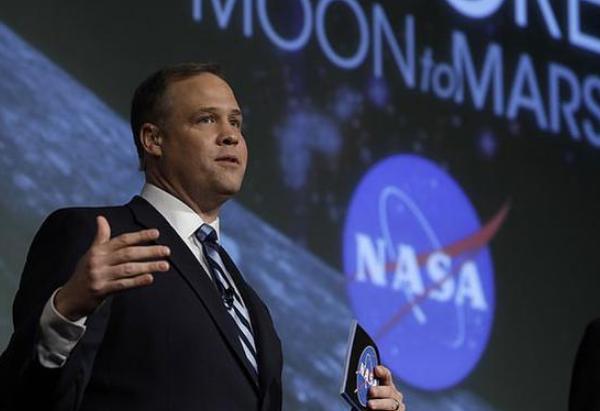 NASA4名航天员全员脱险，特朗普急发指令：2028登月，绝不能输中国NAS