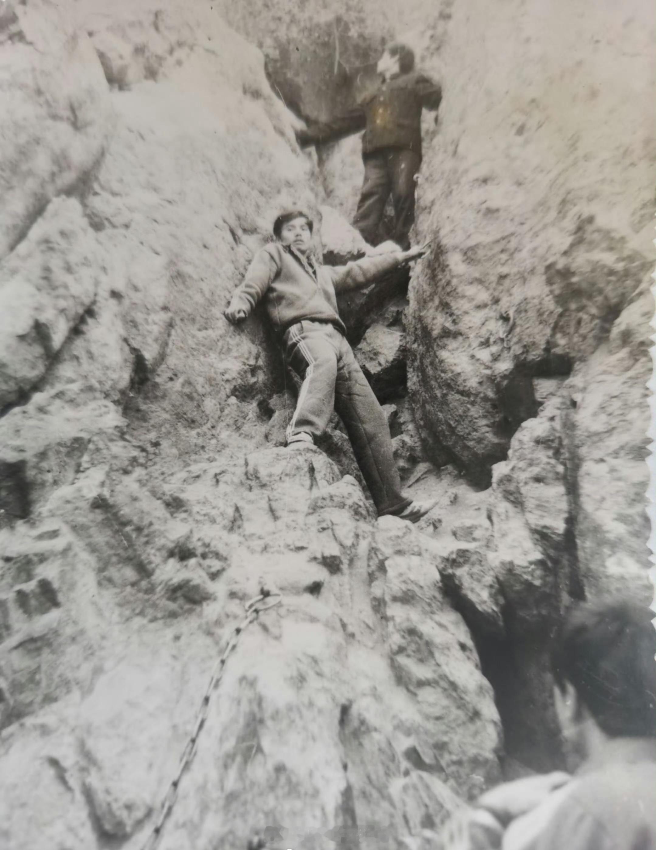 1936年，西安事变，蒋介石藏身的石头缝。据说蒋介石就是从这“石头缝”抠出来的？