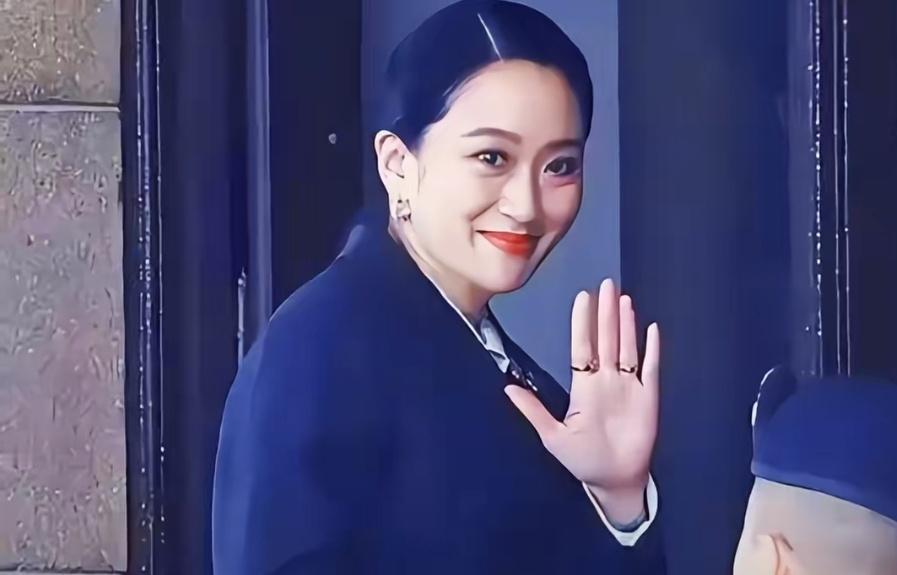 佩通坦缺席探视他信，参加为泰党重要活动。在泰国复杂的环境里，为泰党面临的挑战