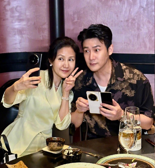 陆毅鲍蕾这对夫妻绝了，用同款手机还共用一张脸，夫妻相越来越明显了。