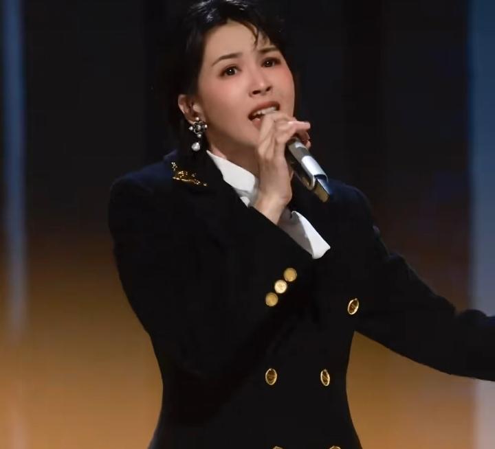 曾佩慈，《浪姐》黑马选手。4月4日，曾沛慈喜提热搜，在2026《浪姐》的初舞台