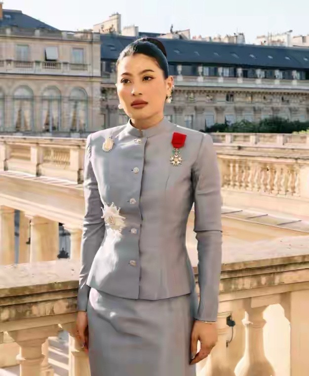 泰王次女思蕊梵亮相法国！穿雾霾蓝传统礼服裙美翻，还获得了勋章