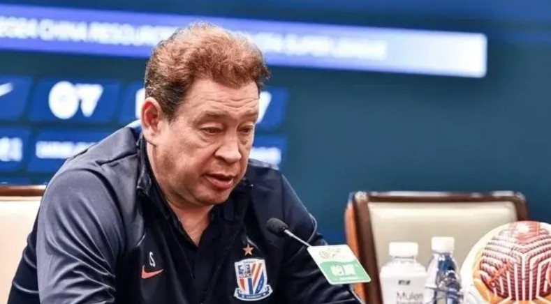 申花主帅斯卢茨基又一次展现了脑残式的换人，场下有于汉超和谢鹏飞，同时还剩两个换人