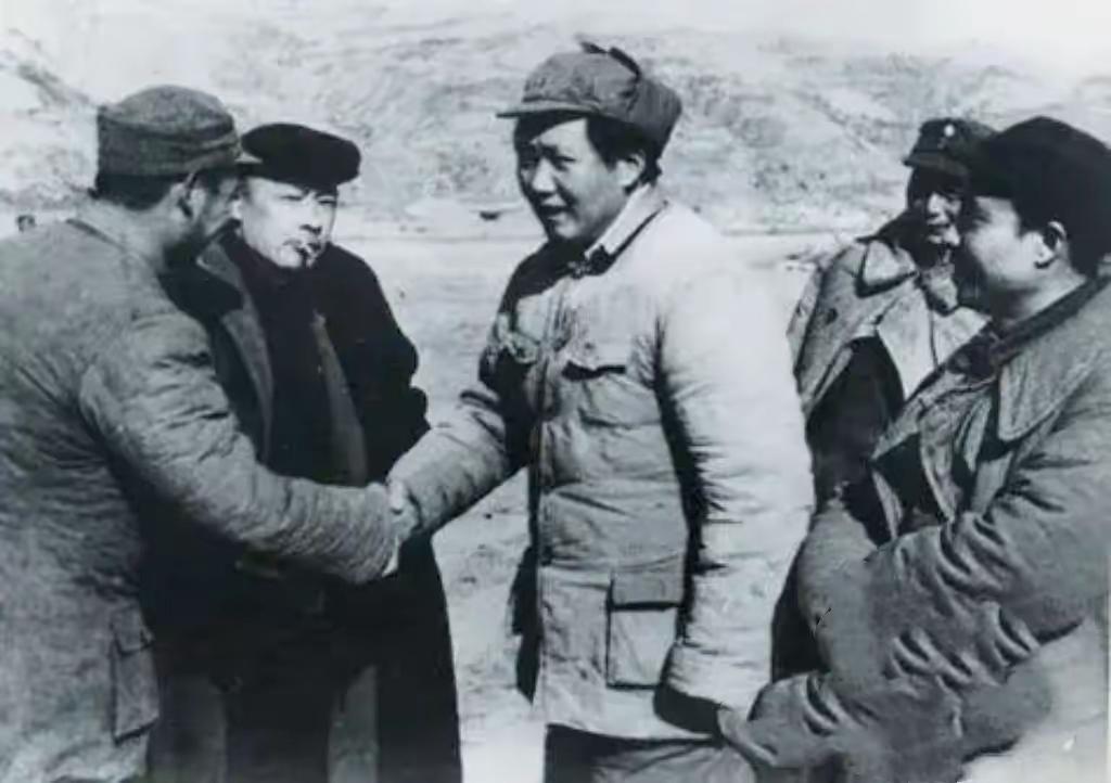 毛主席在河北阜平城南庄时，遭到敌机的精准轰炸，这是他离死亡最近的一次，当时负责保