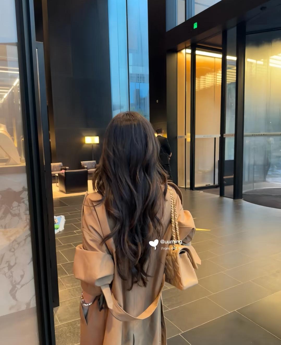 上午跟老公逛超市,迎面过来个穿米色长裙的女人,卷发松松挽着,连推购物车都透着精致