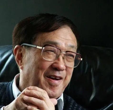 2008年，著名导演谢晋在酒店突然身亡，随后一演员爆料：“谢晋因嫖娼而死！”紧接