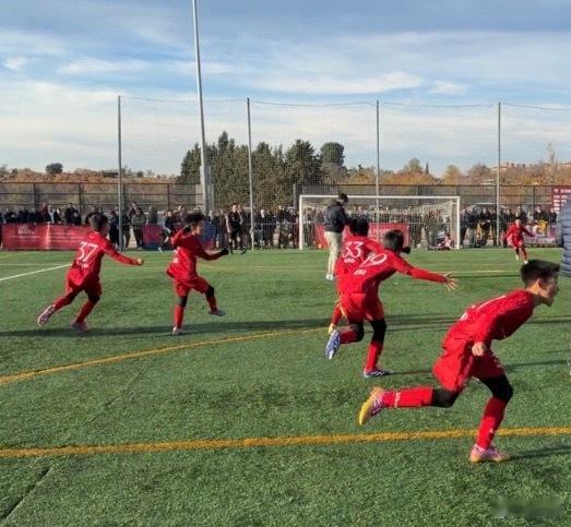 两张中国足球小将曼努埃尔杯对西班牙人的截图——第一张：骄傲自豪第二张：任重道远