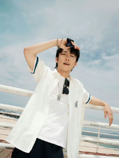 酷酷的天放果然是刻在骨子里的对抗路，开口互怼毫不留情，天放催酷滕得蹬腿扑腾，酷滕