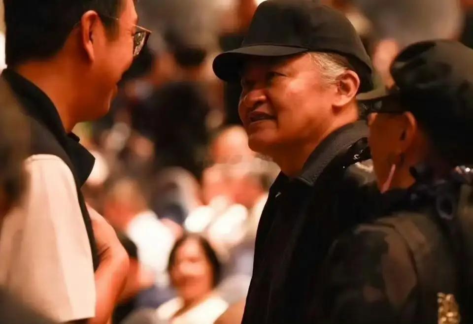 老太快了！刘欢近照曝光，头发、眉毛几乎全白，妻子却仍然年轻​​​