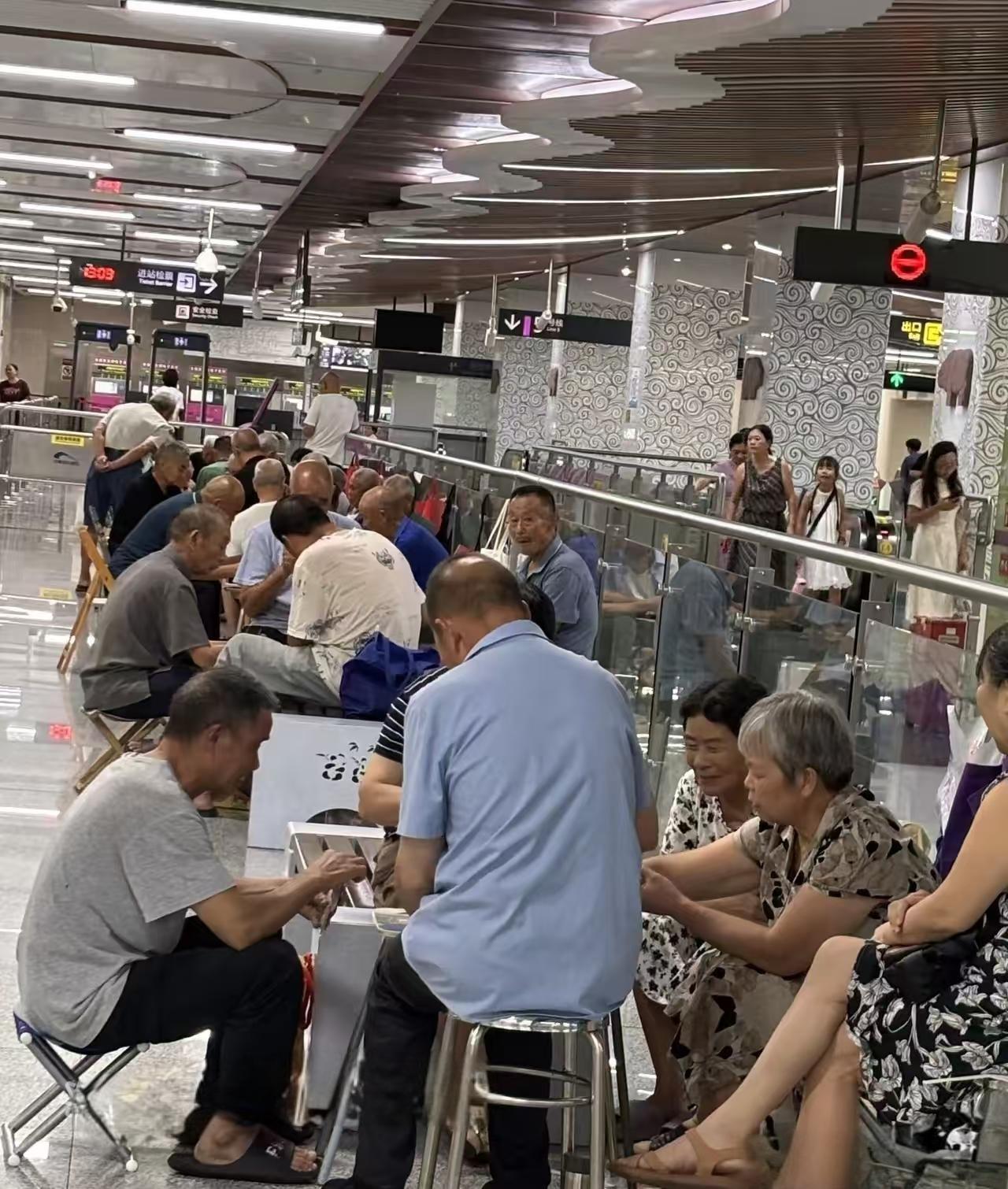 这是把地铁站当成自己家了吗？高温天气里到处都是老人，他们舍不得在家开空调费电，