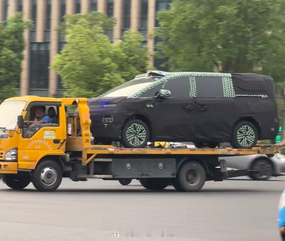 这个伪装车衣一眼就看出是哪家了[滑稽笑]从后面车门门把手位置看应该是个侧滑门，