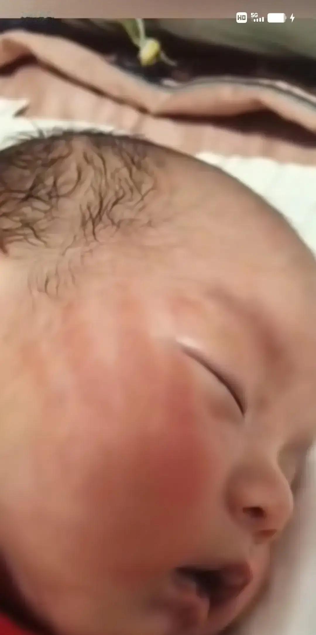 夜班妈妈回家看到娃脸上红印，娃小声说奶奶打的，她当场泪崩。监控里婆婆抬手就是一