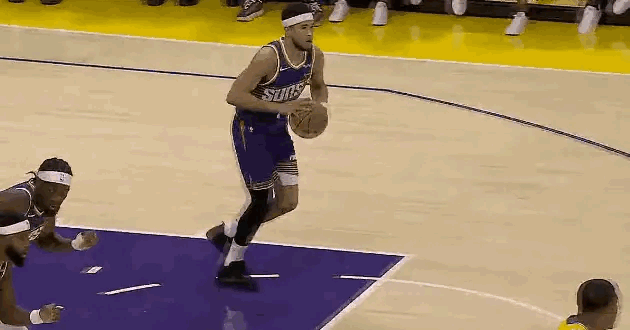 詹姆斯该退役了！詹姆斯本赛季数据出现了大幅度的下降，得分更是较生涯场均下降10多