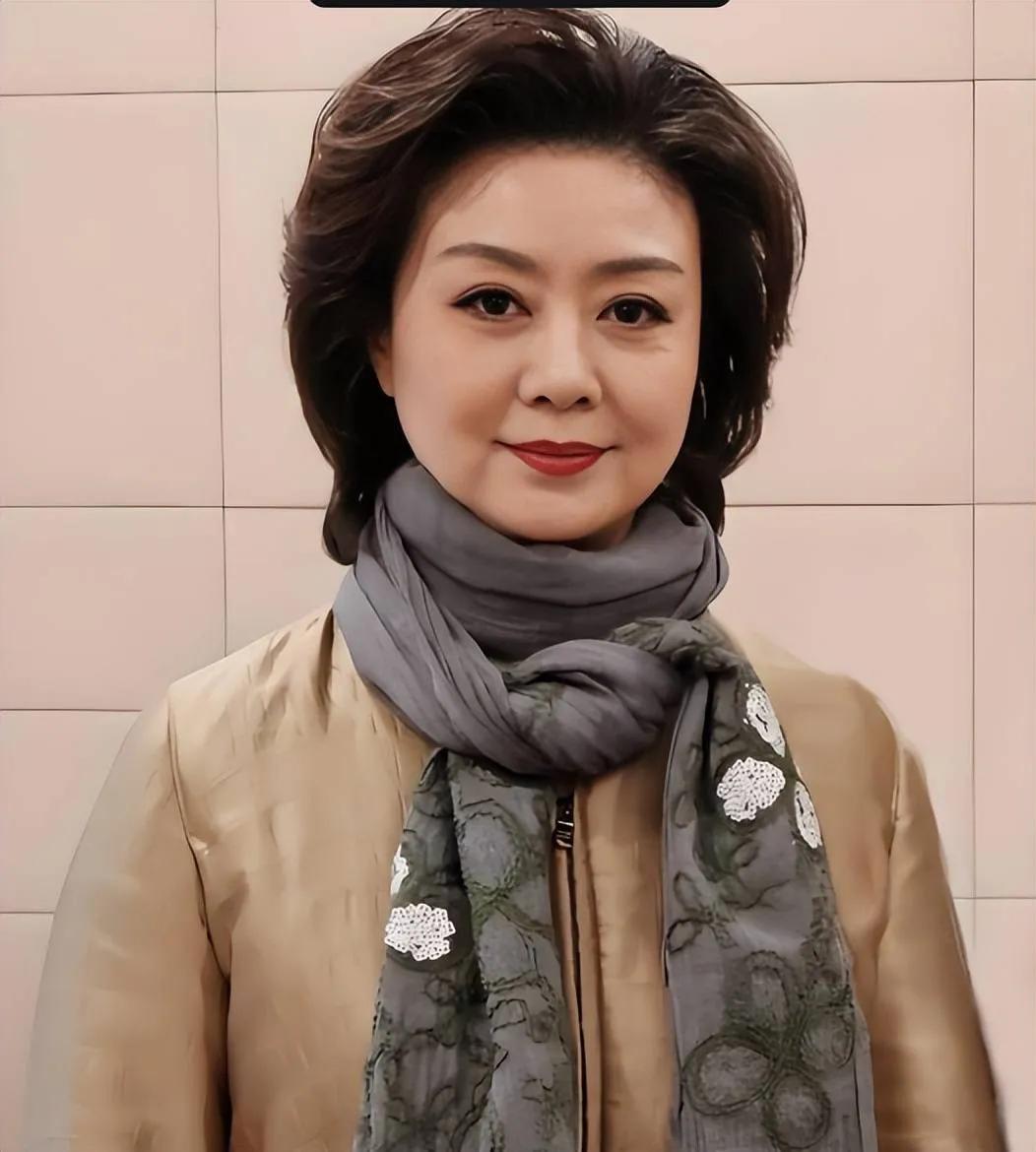 李胜素以“不老女神”之姿闪耀京剧界，是梅派艺术璀璨明珠。她未婚未育，旁人或觉惋惜
