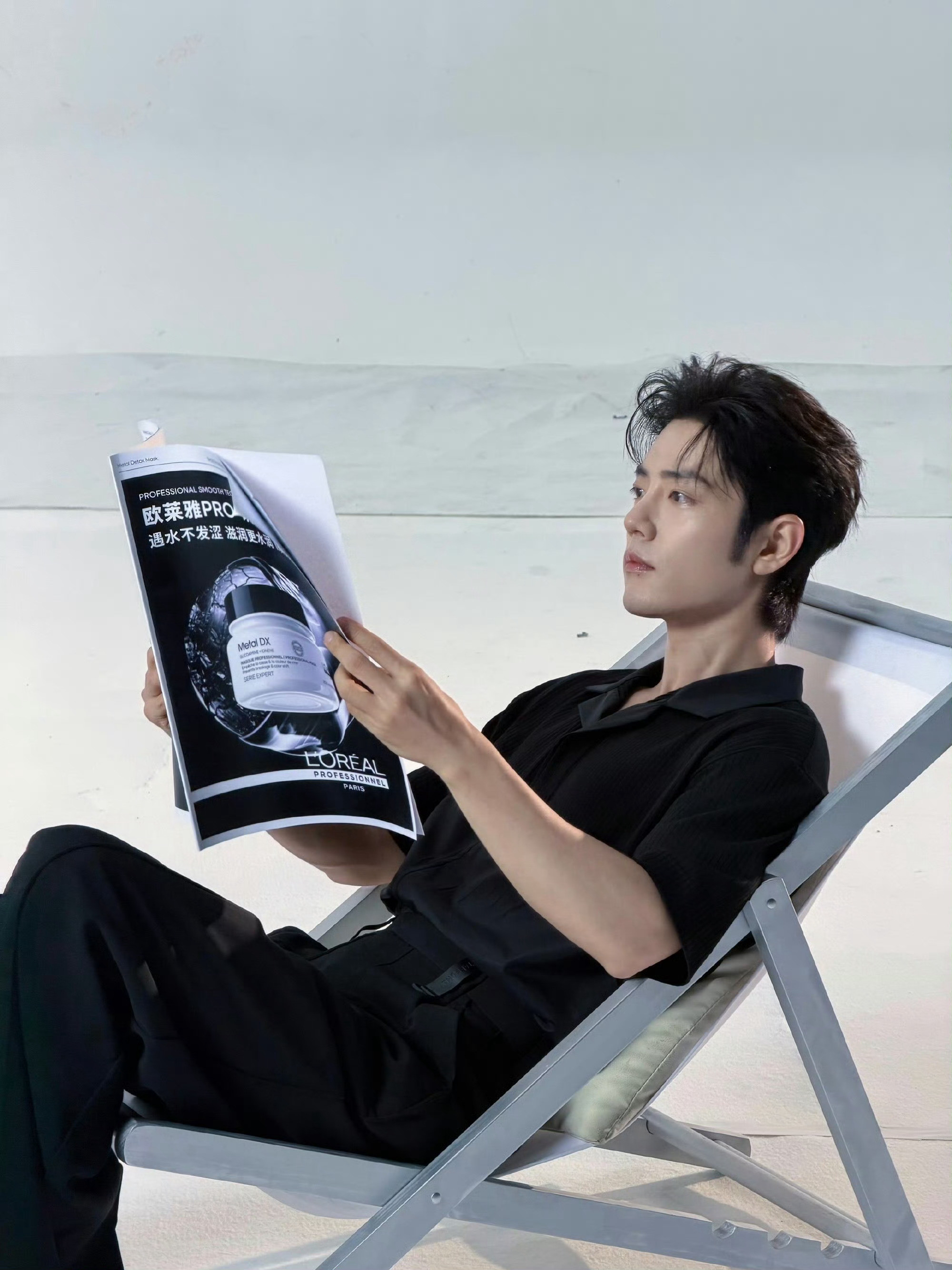 肖战深v黑衬衫拍摄花絮肖战立秋live图立秋晚风撞上肖战深V黑衬衫花絮，冷调黑色