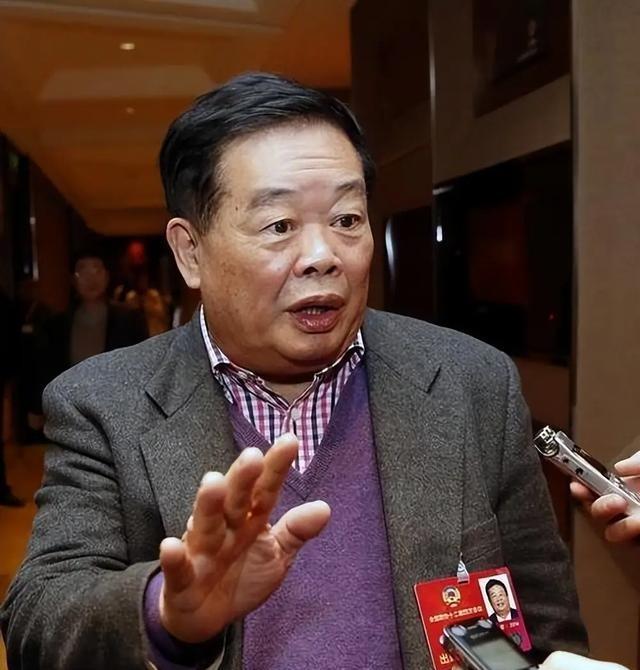 1983年，曹德旺去旅游买了一根拐杖，坐车时被司机呵斥：“小心点，碰坏车玻璃你可