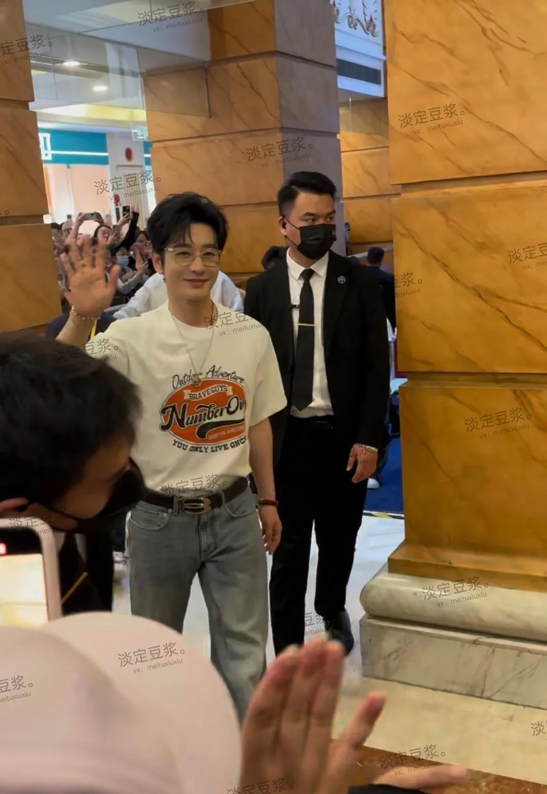 哈哈！不怪黄晓明这么神气，原来儿女双全了。才刚在网上刷到说他前女友叶珂，在直播
