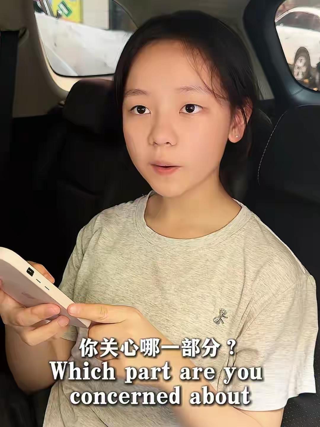 佛山一个12岁初一女孩，在广交会现场接过爸妈电话，用一口流利英语把想压价的迪拜客