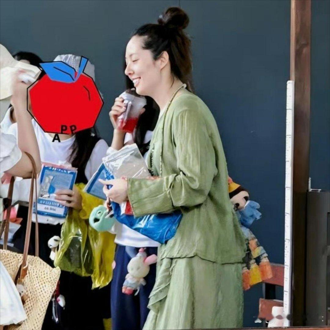 郭碧婷线下好真实，素颜实拍，穿搭十分接地气！