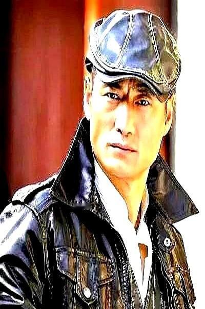 余则成的中山装，没一件是新的。军统老档案写得明明白白：衣服要穿得比老百姓还瘪。