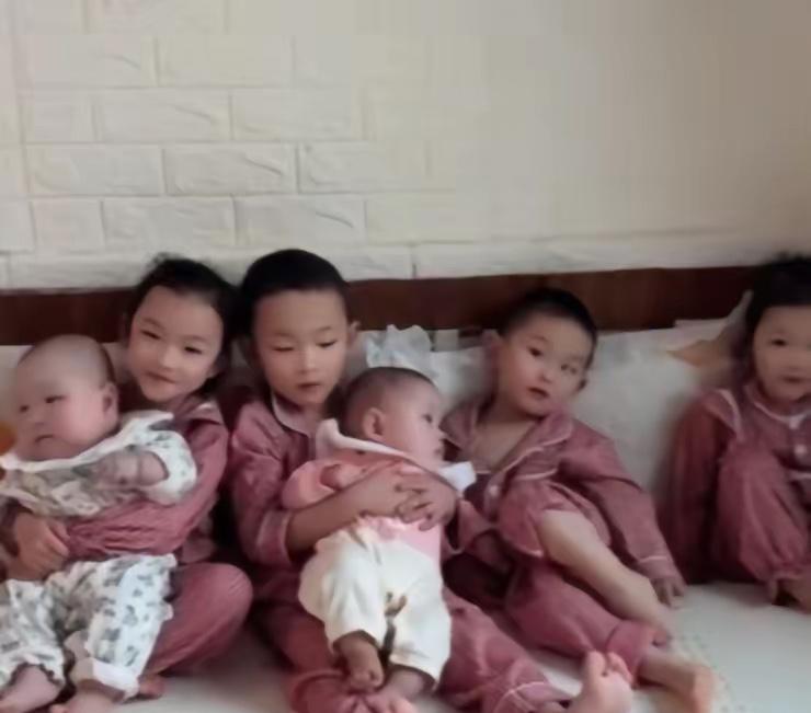 真敢生啊！辽宁鞍山，一名女子怀孕生子，结果她生了3次，每次都是双胞胎，现在家里6