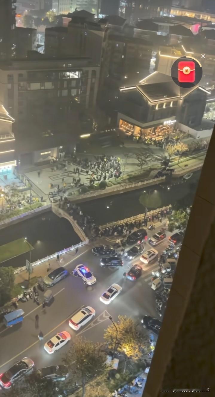 江苏丹阳，一对情侣争吵后女子跳河，男子不会游泳在路人怂恿下水施救溺亡。性格偏激的