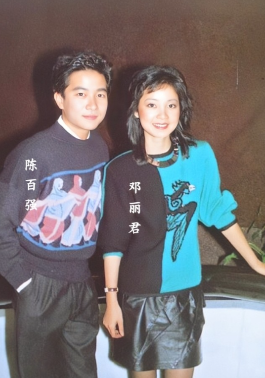 1982年，陈百强与邓丽君在某晚宴上的珍贵留影。那时候陈百强24岁，温文尔雅。邓