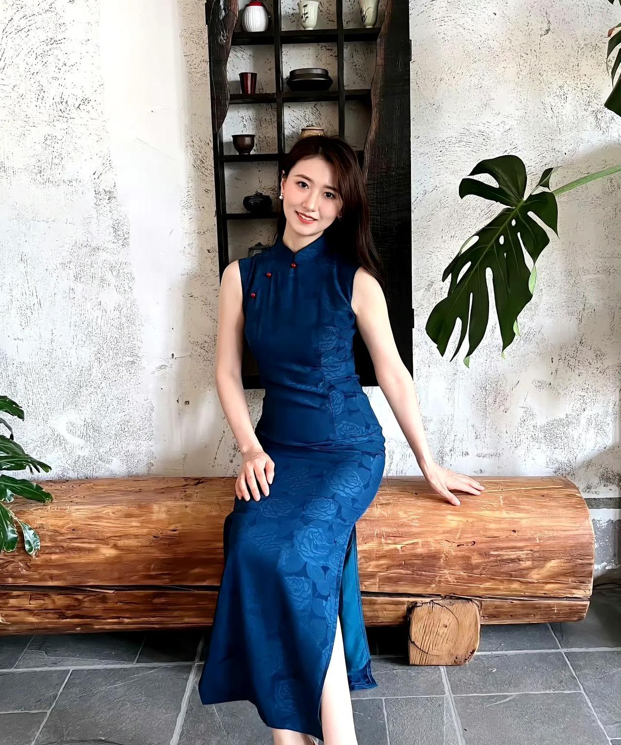 模特小姐姐身高175cm素色旗袍回头率200%生活理念：不可居无竹