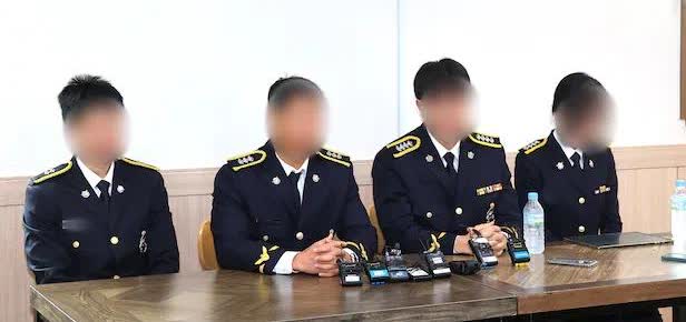9月15日，在因营救潮滩被困老人而殉职的34岁韩国海警李在锡出殡前夕，其所属仁川