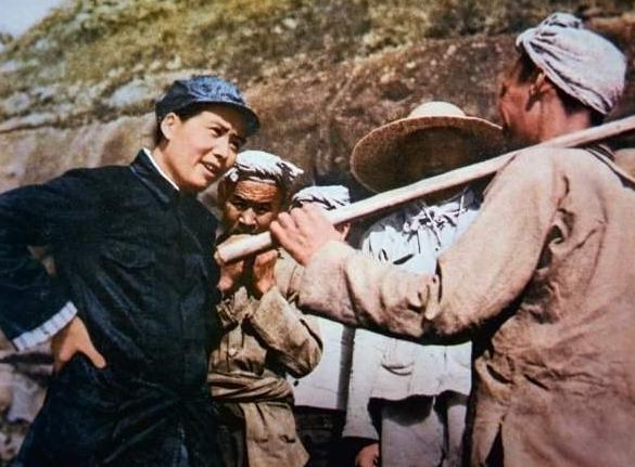 1948年5月，毛主席乘车赶往西柏坡，路过一个村庄的时候，被一阵阵哭声吸引了注意
