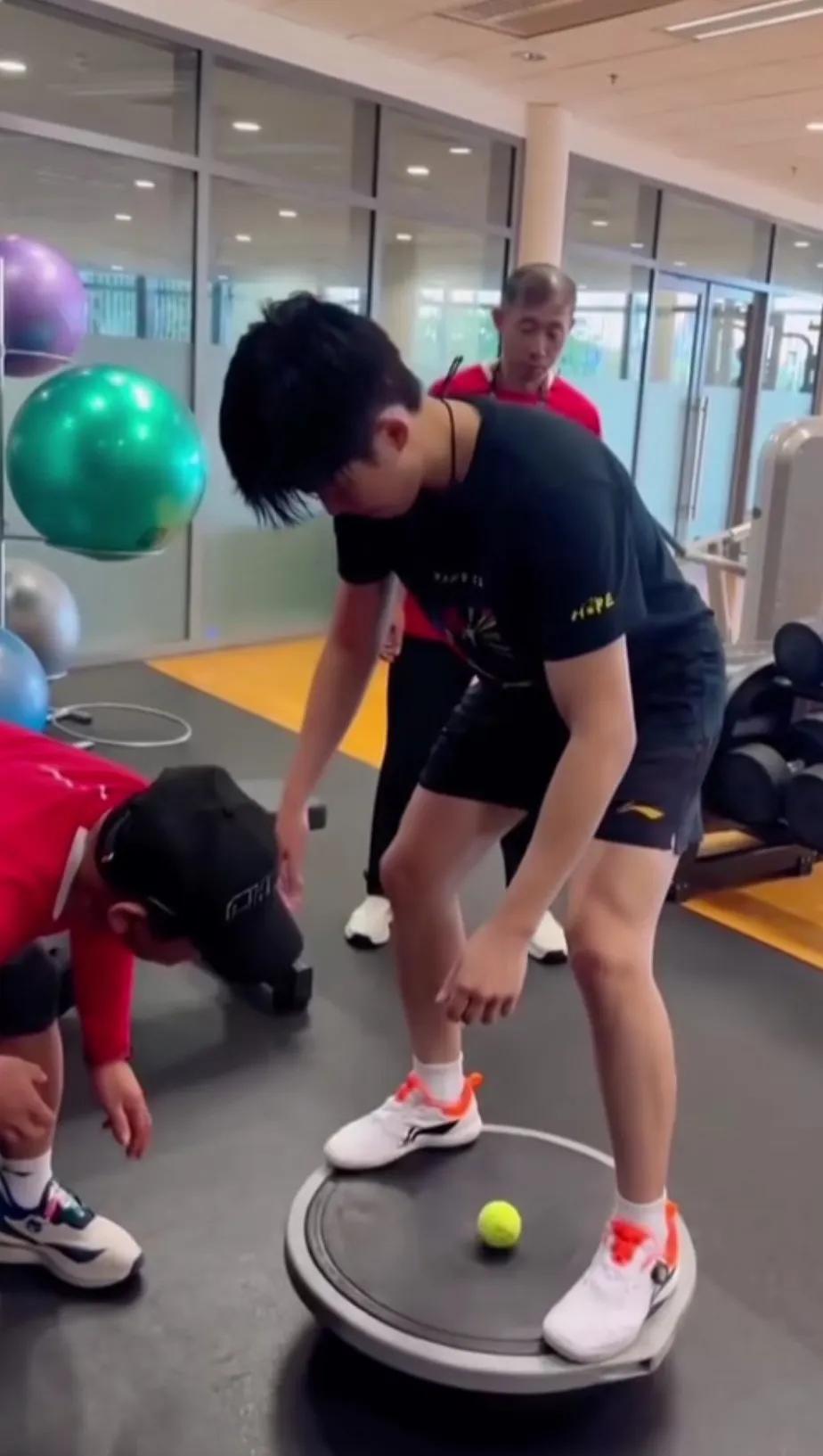 好辛苦，运动员的艰辛，无以言表[赞]所以运动员思想单纯，他们都把心思放训练上了