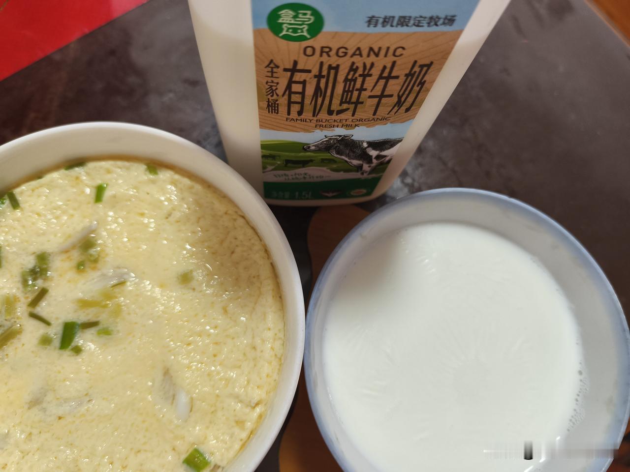 今日早餐打卡：盒马银鱼蒸蛋+有机牛奶🥛蛋黄是难得吃两个的，平时早上两个蛋白一