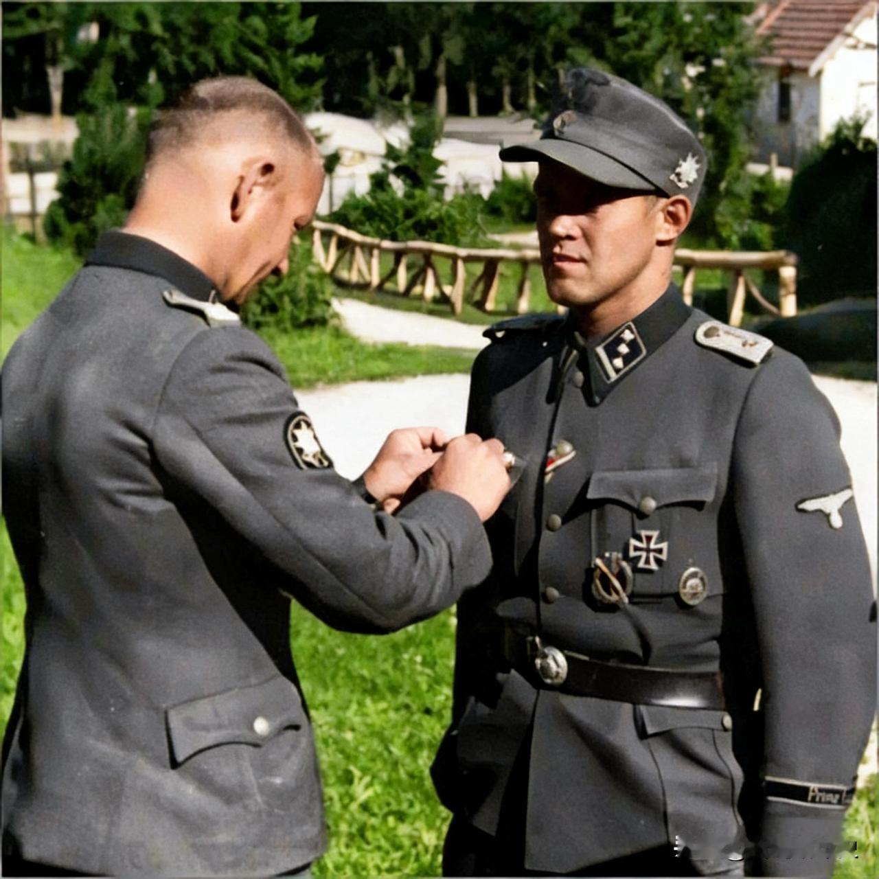 1944年秋，武装党卫军第7“欧根亲王”志愿山地师师长奥托·库姆正在给下属颁发德