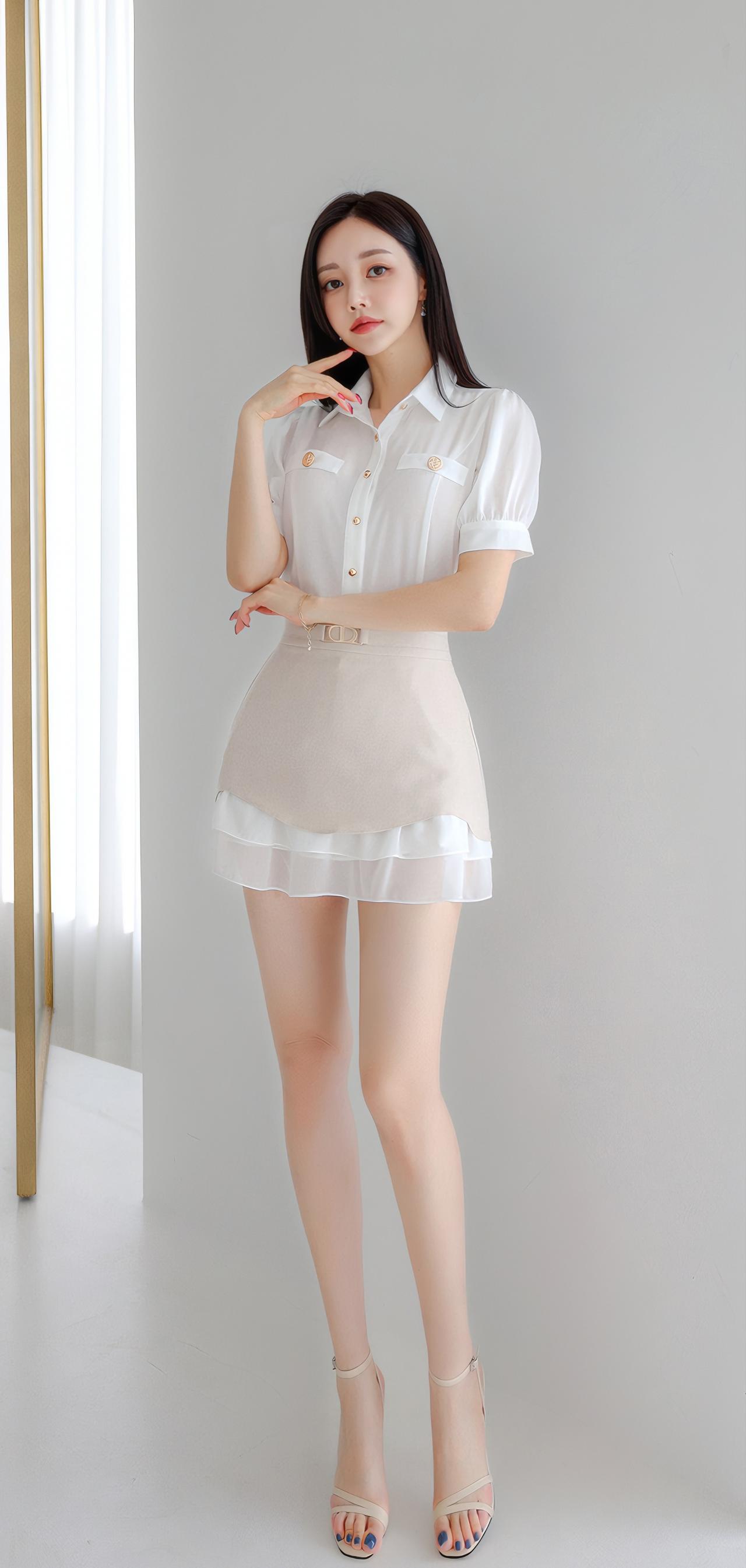 清新夏日穿搭，白色衬衫+米色短裙，优雅迷人！🌞👗👠