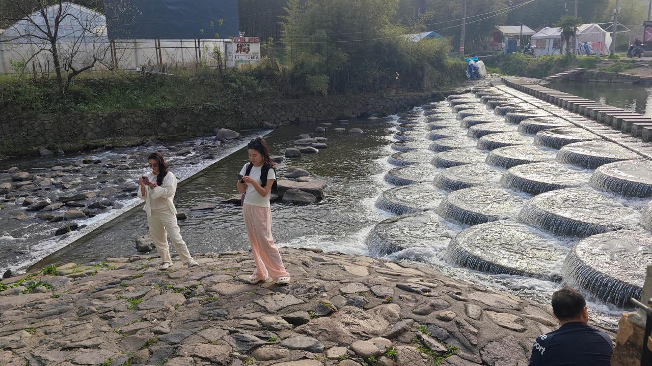 谁能想到，莫干山脚下藏着这样一处把古韵与野趣揉得恰到好处的地方？德清鱼鳞坝，不是
