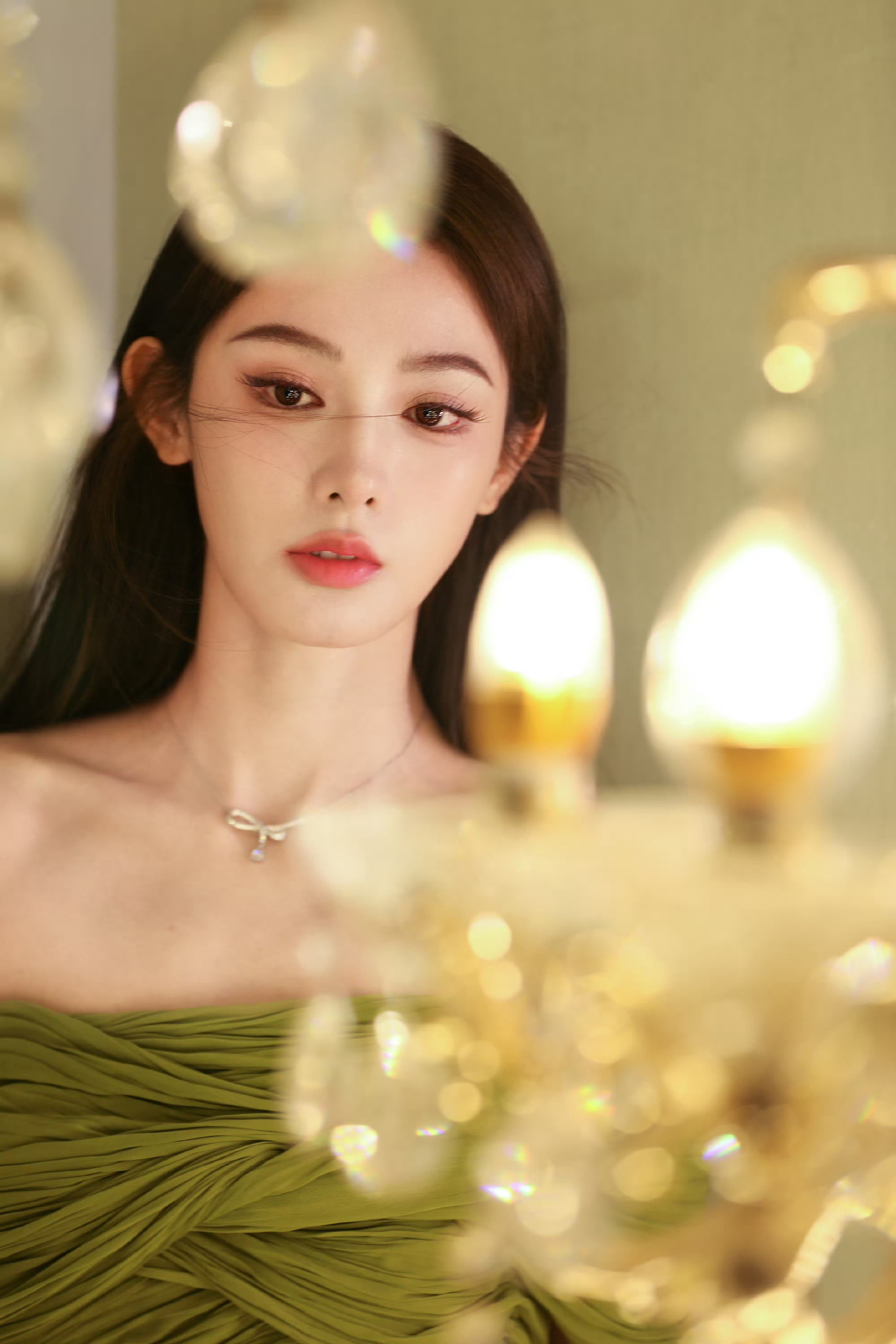 哇，我可太喜欢彭小苒绿色裙子这套了，已经想象到穿上这一套参加晚宴惊艳众人了