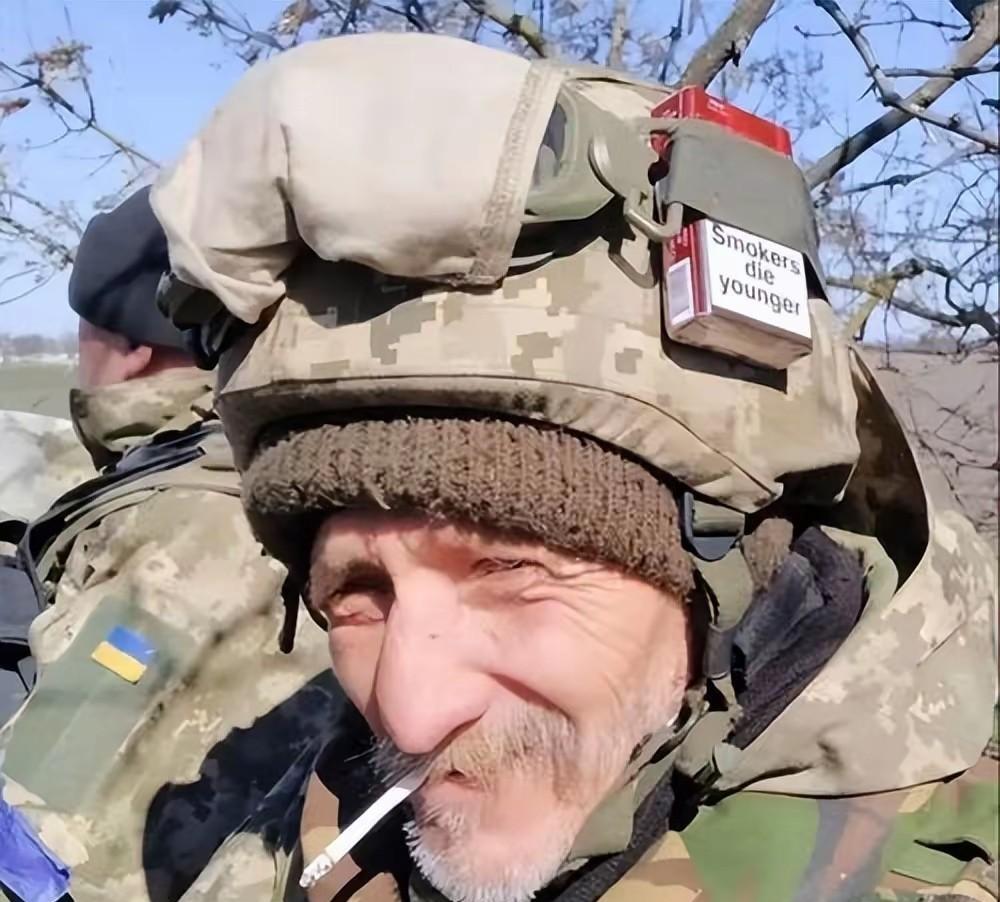 这是俄乌战场上的两名乌克兰士兵，看照片年龄差不多有70多岁了，他们也要上战场了。